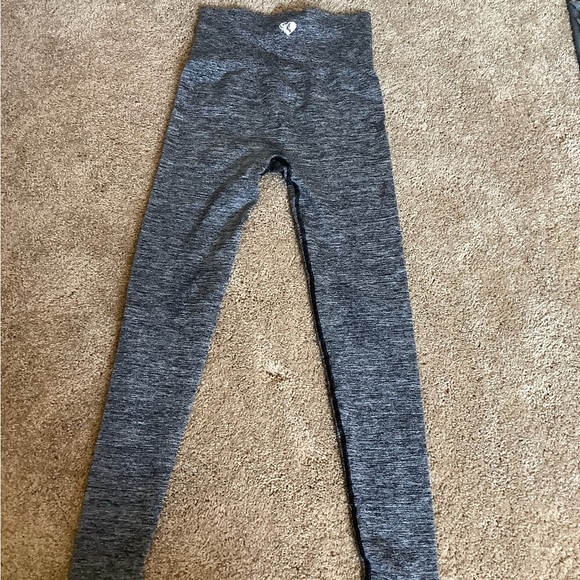 I’m selling grey leggings. - Picture 3 of 6